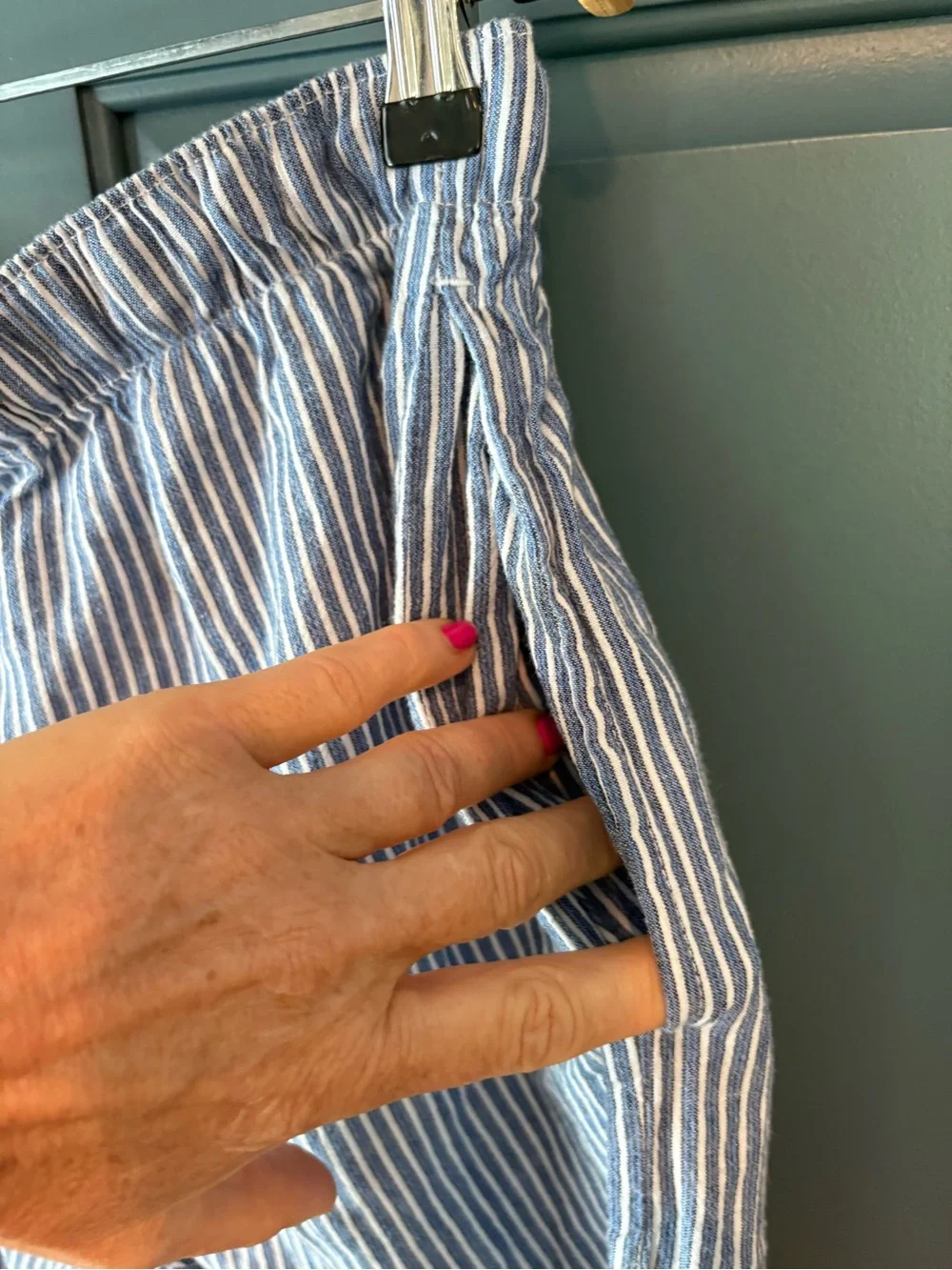 Men’s IZOD blue and white striped vertical pajama/ lounge pants